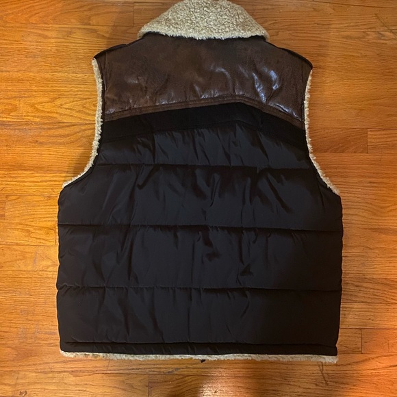 Stylish puffer style Sean John vest - Picture 2 of 6